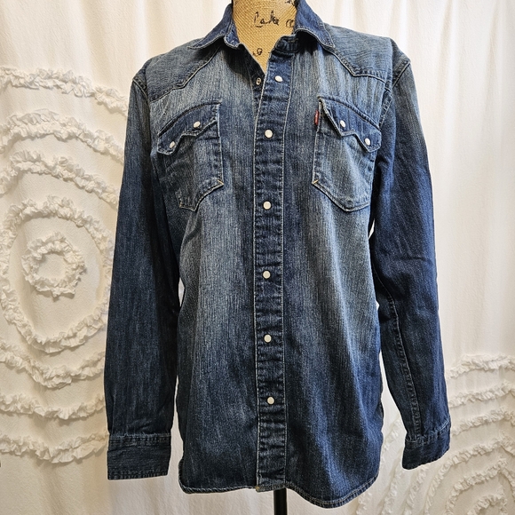 Men’s Levi Button-down Denim Shirt - Picture 9 of 16